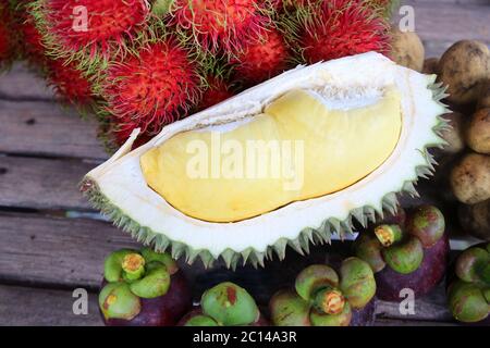 Célèbre fruit thaïlandais, mangoustan durien et ramboutan sur table en bois Banque D'Images