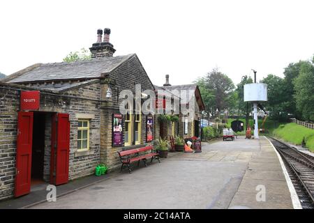 La vue le long de la plate-forme de la gare d'Oxenhope sur le Keighley et le chemin de fer de la vallée de la Worth dans le nord de l'Angleterre. Banque D'Images