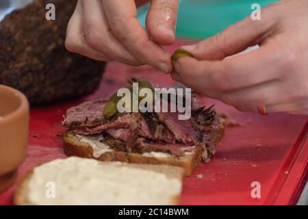 tranches de pastrami sur du pain avec du mayonnaise et de la table de découpe à la moutarde pour préparer une recette Banque D'Images