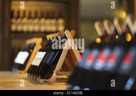 Des bouteilles de vin sur une planche en bois. Banque D'Images
