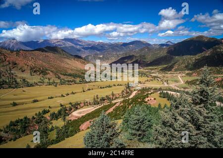 Route à travers la vallée de montagne dans le Yunnan Banque D'Images