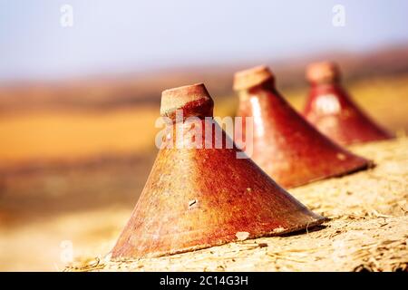 Production de tajine marocain traditionnel utilisé pour la cuisson des pots Banque D'Images