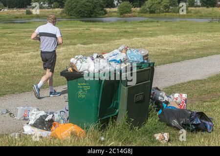 WIMBLEDON LONDRES, ROYAUME-UNI. 14 juin 2020. Les poubelles sont remplies de nombreux articles en ordures sur Wimbledon Common, notamment des sacs en plastique, des boîtes à pizza vides, des bouteilles de bière et des canettes laissées derrière, car les gens profitent du temps chaud à l'extérieur pendant le confinement du coronavirus. Crédit : amer ghazzal/Alay Live News Banque D'Images