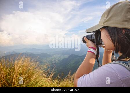 Randonneur teens girl taking photo Banque D'Images