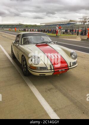 Voiture classique Porsche 911 dans la voie de la fosse au Silverstone Classic 2019. Banque D'Images