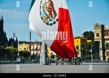 Mexico, Mexique ; avril 26 2020 : cérémonie du drapeau sur la place zócalo de mexico, abaissement du drapeau Banque D'Images