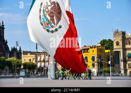 Mexico, Mexique ; avril 26 2020 : cérémonie du drapeau sur la place zócalo de mexico, abaissement du drapeau Banque D'Images