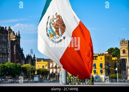 Mexico, Mexique ; avril 26 2020 : cérémonie du drapeau sur la place zócalo de mexico, abaissement du drapeau Banque D'Images