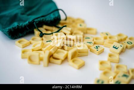 Mots VIRUS CORONA sur les tuiles de l'alphabet scrabble sur un tableau scrabble. Mise en quarantaine des divertissements à domicile pour les porteurs du coronavirus Banque D'Images