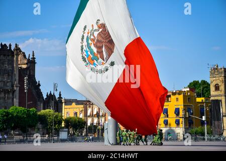 Mexico, Mexique ; avril 26 2020 : cérémonie du drapeau sur la place zócalo de mexico, abaissement du drapeau Banque D'Images