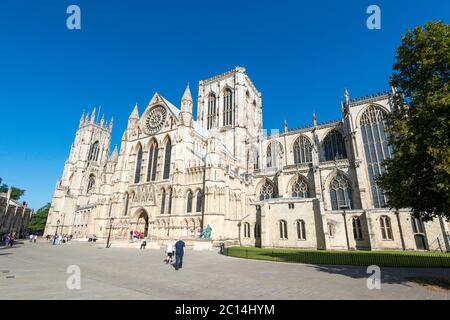 Vue estivale ensoleillée sur le front sud de la cathédrale de York, North Yorkshire Banque D'Images