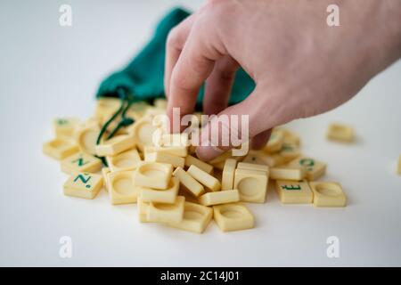 Mots VIRUS CORONA sur les tuiles de l'alphabet scrabble sur un tableau scrabble. Mise en quarantaine des divertissements à domicile pour les porteurs du coronavirus Banque D'Images