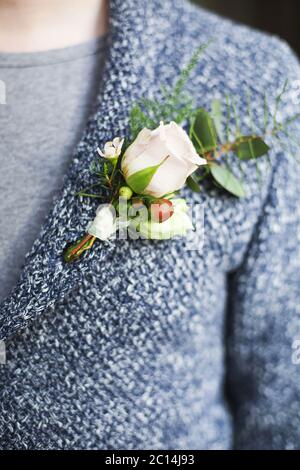 Doux groom butonniere avec roses et perles Banque D'Images