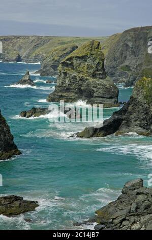 Marée montante à Bedrithan Steps, North Cornwall, Angleterre, septembre. Banque D'Images