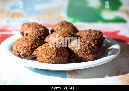 Une assiette de boulettes de falafel (pois chiches frits) Banque D'Images