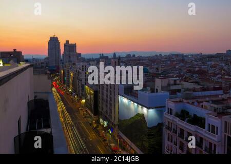 Vue surélevée de Gran via, Madrid, Espagne au coucher du soleil Banque D'Images