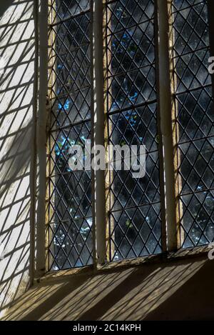 Soleil brillant à travers une fenêtre d'église au plomb Banque D'Images