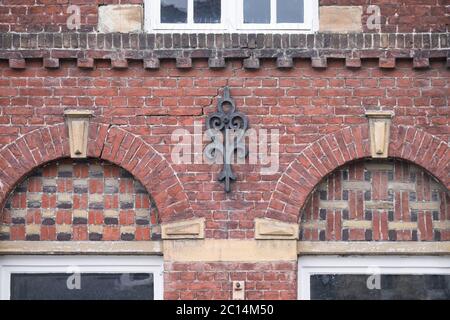 Plaques d'ancrage décoratives ou de plancher sur le mur de brique d'un bâtiment historique sur les murs extérieurs des bâtiments en maçonnerie, pour le renforcement structurel Banque D'Images