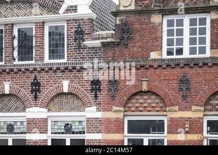 Plaques d'ancrage décoratives ou de plancher sur le mur de brique d'un bâtiment historique sur les murs extérieurs des bâtiments en maçonnerie, pour le renforcement structurel Banque D'Images