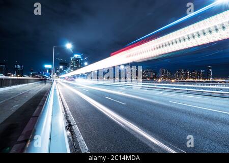 La circulation sur route près de la ville moderne de nuit Banque D'Images