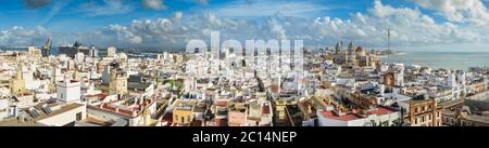 Panorama de Cadix, Espagne. Vue de dessus de l'océan et les toits de Cadix. L'Andalousie. Banque D'Images