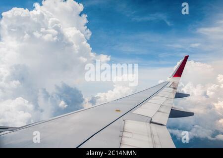 Vue par la fenêtre de l'avion pendant le beau lever ou le coucher du soleil Banque D'Images