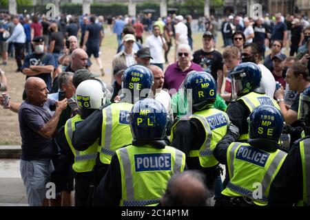 Whitehall, Londres, Royaume-Uni. 13 juin 2020. Des milliers de Democratic football Lads Alliance, des manifestants EDL et des groupes d'extrême droite se réunissent à Whitehall pour faire une démonstration Banque D'Images