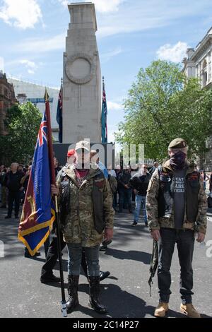 Whitehall, Londres, Royaume-Uni. 13 juin 2020. Des milliers de Democratic football Lads Alliance, des manifestants EDL et des groupes d'extrême droite se réunissent à Whitehall pour faire une démonstration Banque D'Images