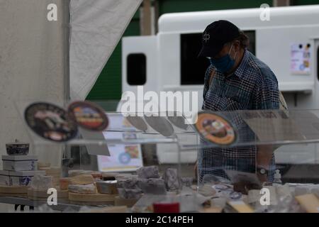 Londres, Royaume-Uni. 14 juin 2020. Les porteurs de poussettes ont installé un magasin à Chiswick au retour du marché alimentaire du dimanche. Les recettes du premier mois sont remises au Club de petit-déjeuner de l’école Chiswick. Crédit : Liam Asman/Alay Live News Banque D'Images