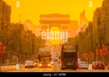 France. Trafic dense sur les champs Elysées à Paris. Arc triomphal et coucher de soleil doré Banque D'Images