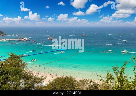 Vue panoramique aérienne de l'île de Koh LAN, Thaïlande en été Banque D'Images