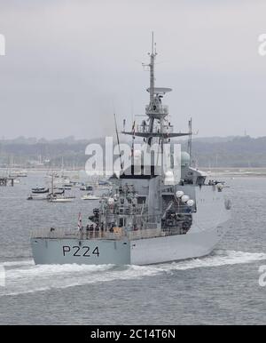 Le navire de patrouille offshore de classe Royal Navy River HMS TRENT (P224) se dirige vers son quai. Le navire doit retourner en mer plus tard aujourd'hui Banque D'Images