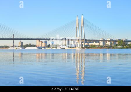 Le câble resta sur le pont et la rivière Neva. Banque D'Images