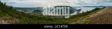 Panorama de l'été le centre de la Baie d'Avacha et Darmstadt. Vue de l'Mishennaya hills. Banque D'Images