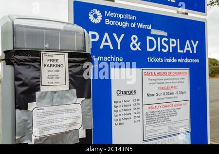 West Kirby, Royaume-Uni: 3 juin 2020: En raison de la pandémie du virus corona, la facturation pour le stationnement a été suspendue. La machine de paiement a été couverte par Banque D'Images