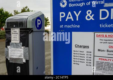 West Kirby, Royaume-Uni: 3 juin 2020: En raison de la pandémie du virus corona, la facturation pour le stationnement a été suspendue. La machine de paiement a été couverte par Banque D'Images