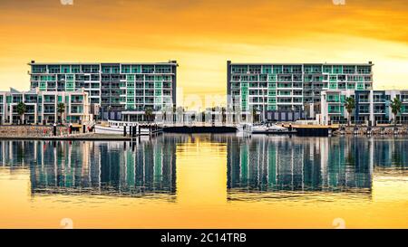 Wirra Drive, immeuble d'appartements qui se reflète dans la rivière à New Port au coucher du soleil, Port Adelaide, Australie méridionale Banque D'Images