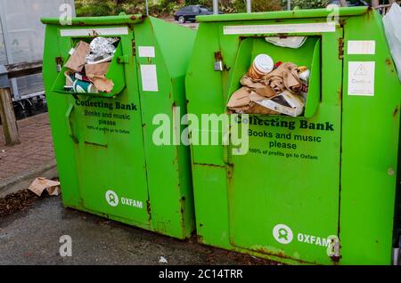 West Kirby, Royaume-Uni: 3 juin 2020: Les banques de collecte de charité débordent et sont utilisées comme bacs à litière. Banque D'Images