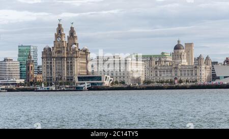 Liverpool, Royaume-Uni: 1 octobre 2017: Vue panoramique générale des bâtiments sur le Liverpool Waterfont vu de la rive opposée de la rivière Mersey. Banque D'Images