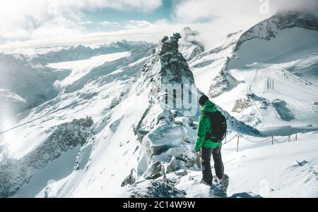 Tourisme avec veste verte Parc National des Alpes en Autriche. Ensoleillé et frise le matin. Vue aérienne des magnifiques montagnes enneigées. Banque D'Images