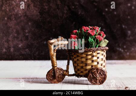 Roses en pot sur vélo. Banque D'Images