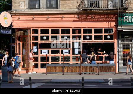 Les personnes qui ont des boissons à emporter à aller au Tiki Chick dans l'Upper West Side de Manhattan, New York. 29 mai 2020. Banque D'Images