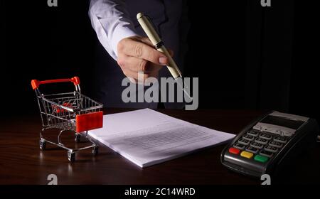 La femme qui a signé l'accord, la signature d'un divorce. Banque D'Images