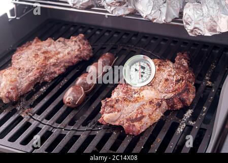 Steak de bœuf grillé avec brochette de pudding noir Banque D'Images