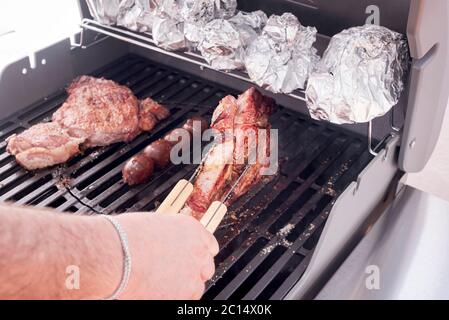 Steak de bœuf grillé avec brochette de pudding noir Banque D'Images