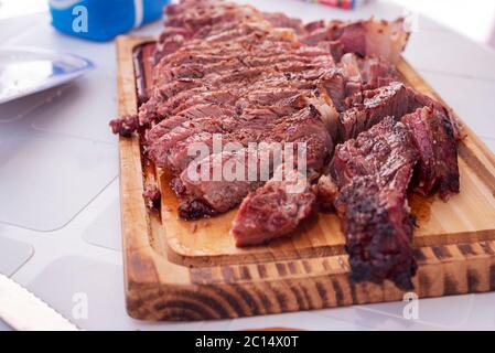 Steak de bœuf grillé fraîchement coupé Banque D'Images