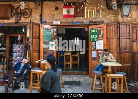 Bar à l'ail dans le vieux souk, dans le quartier historique de Byblos, la plus grande ville du gouvernorat du Mont-Liban Banque D'Images