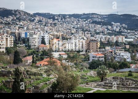 Vue aérienne du site archéologique et de la ville depuis un château croisé de Byblos, la plus grande ville du gouvernorat du Mont-Liban Banque D'Images