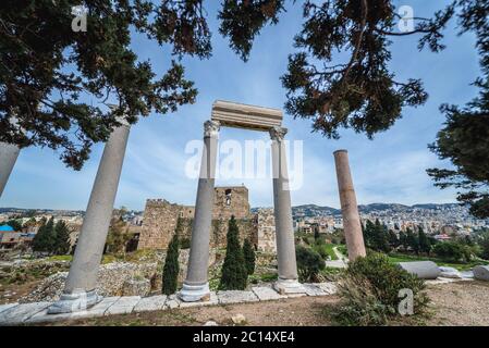 Vestiges de la rue romaine à colonnades et du château croisé de Byblos, la plus grande ville du gouvernorat du Mont-Liban Banque D'Images