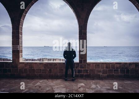 Terrasse à côté de Saydet al Bahr - notre Dame de la mer Eglise dans la ville de Batroun dans le nord du Liban et une des plus anciennes villes du monde Banque D'Images